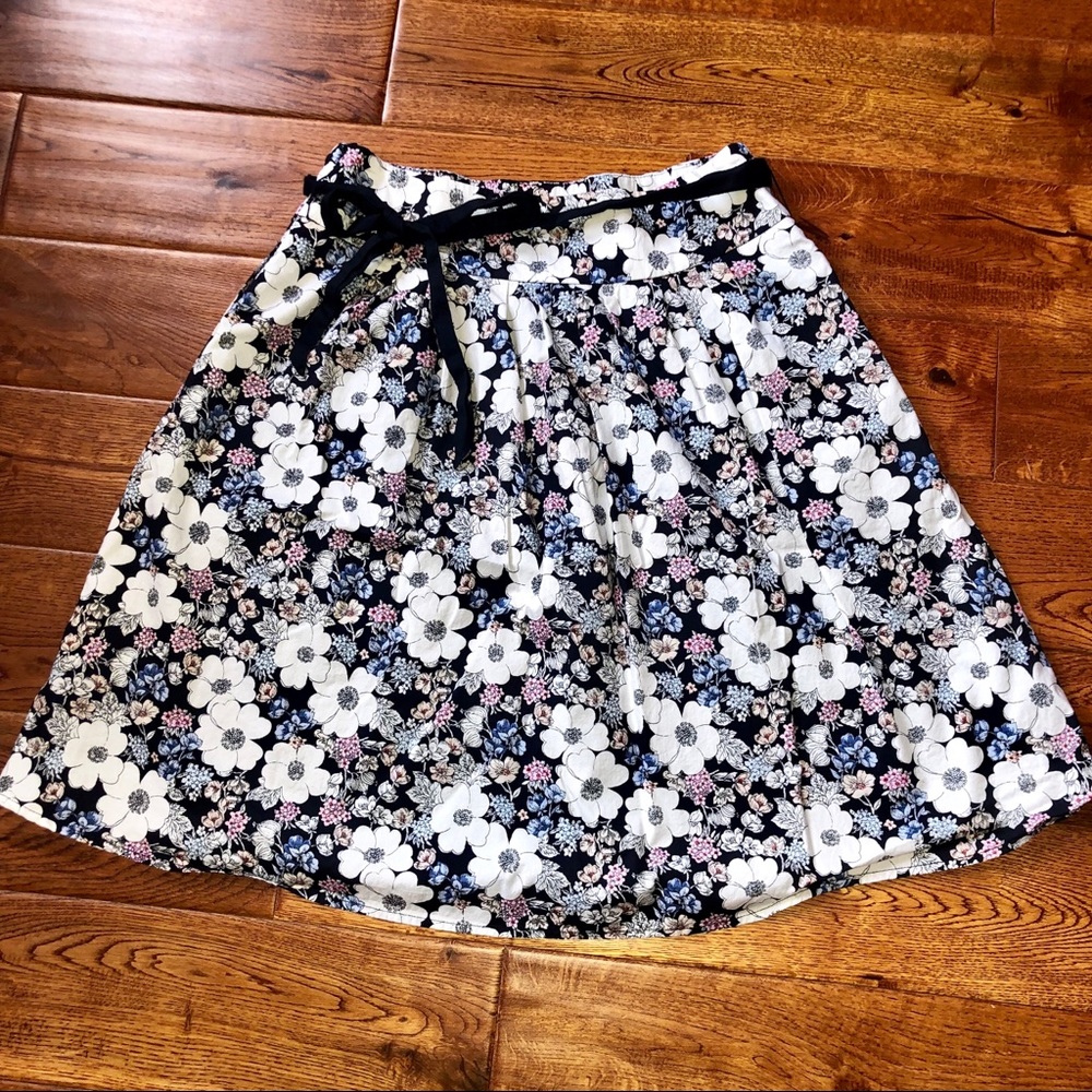 Ann Taylor - Floral Skirt with Navy Belt - Size 2 - Picture 1 of 3